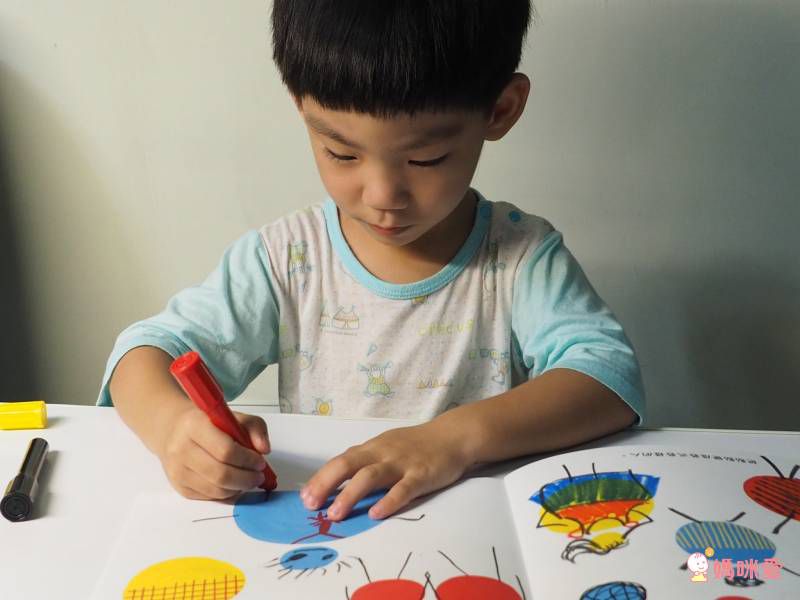 《小黃點》作者新作：創意塗鴉遊戲書！從「洞」裡激發孩子的想像力