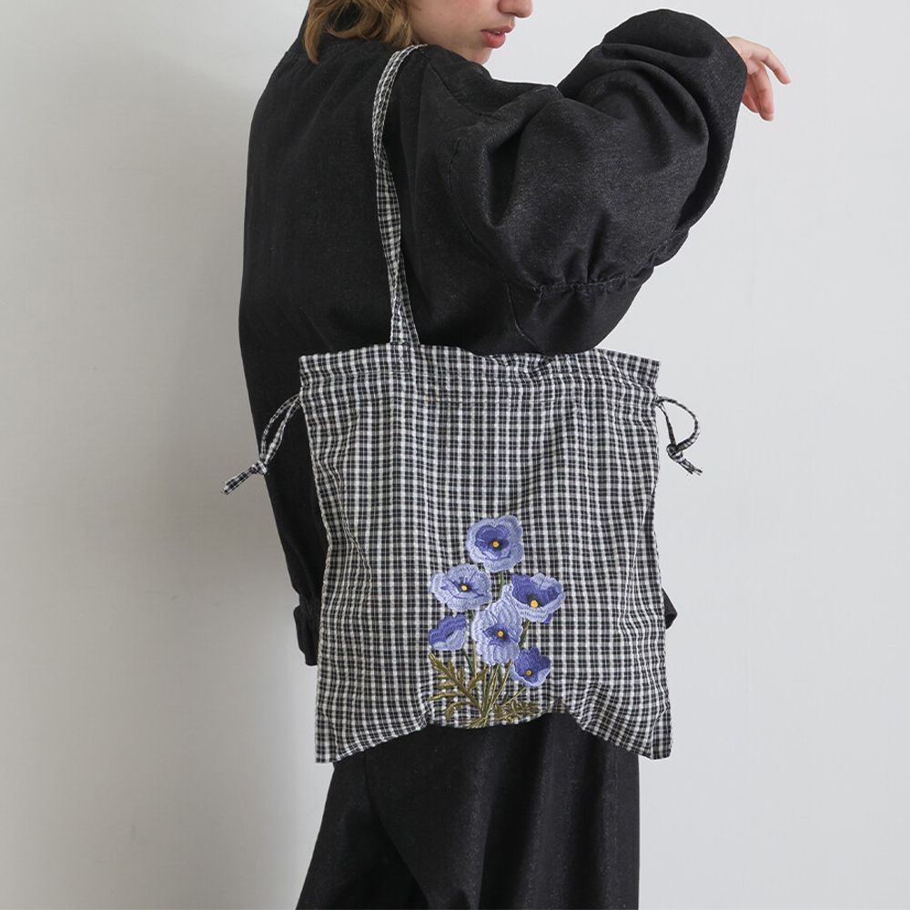 清新格紋花卉刺繡抽繩手提袋-黑x紫花