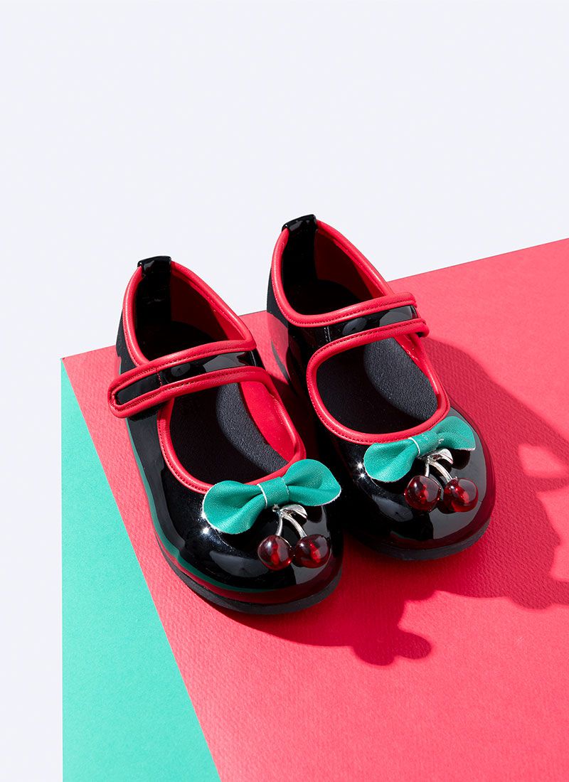 韓國 OZKIZ - 立體櫻桃點綴漆皮皮鞋-黑
