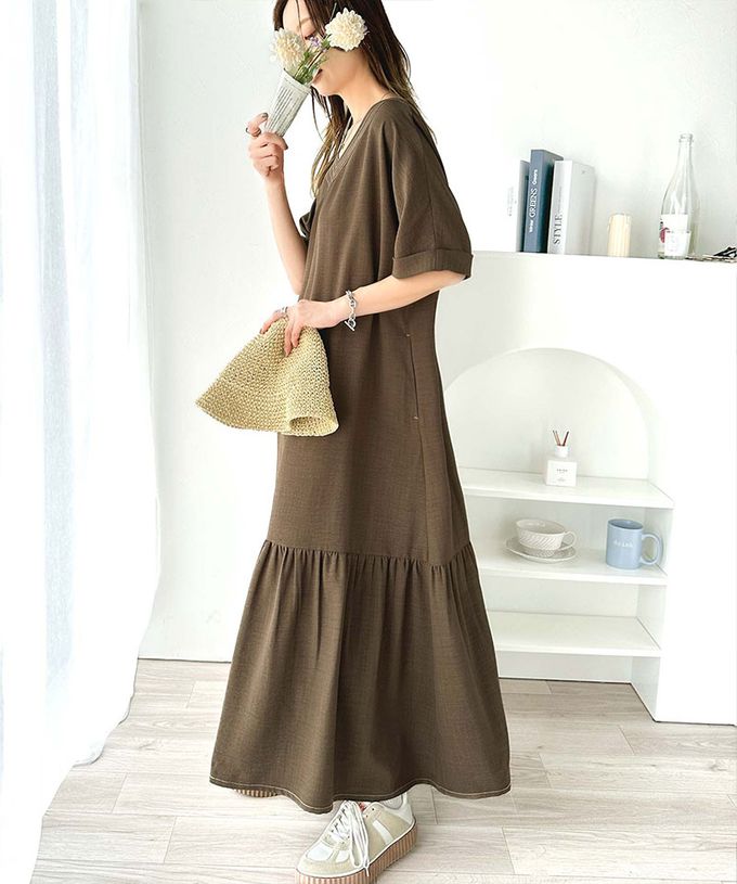 日本 Classical Elf - 顯瘦線條V領傘狀五分袖洋裝-卡其杏