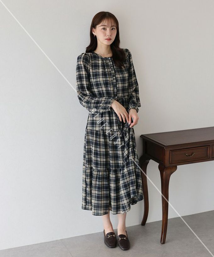 日本 BLUE EAST - 經典低調格紋分層束腰長袖洋裝-海軍藍