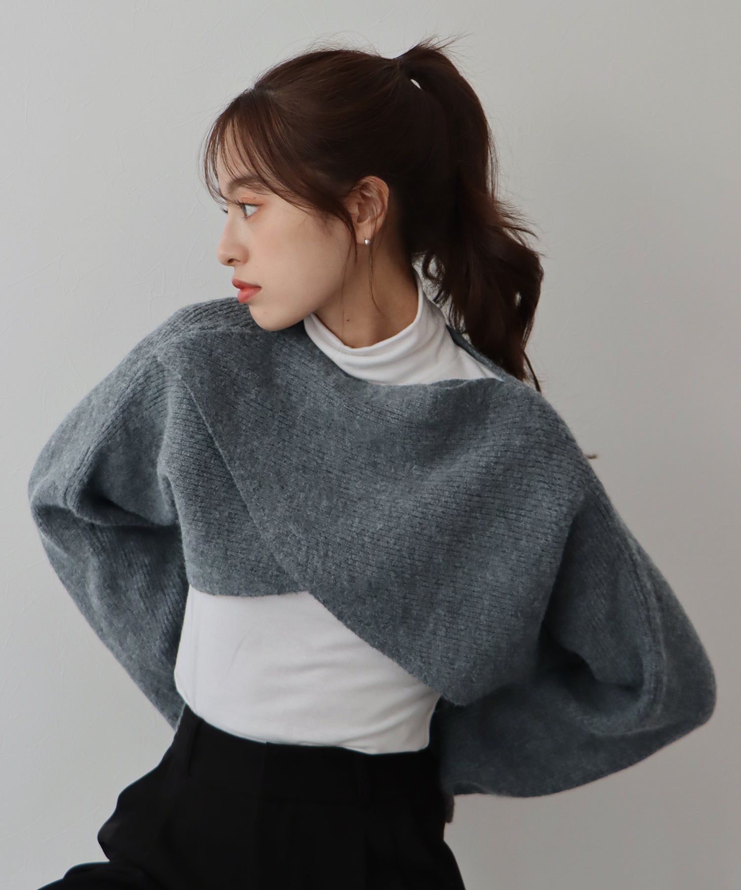 日本 BLUE EAST - 交叉短版針織長袖罩衫-淺灰