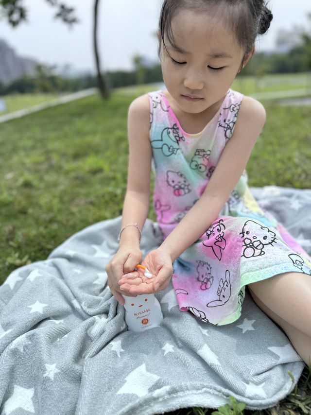 家裏毛很多的六歲女寶自小看到媽媽在梳妝台前塗塗抹抹時，就會有樣學樣，現在甚至也有一座自己的梳妝台，出門前必須磨蹭個10分鐘挑髮飾照鏡子，這麼愛美的孩子看到媽媽在抹防曬時，也會伸出小手來，說「媽媽我也要！」

但檬子是敏感性肌膚，媽媽我也不敢隨便亂試，這次有機會體驗到Kissme mommy的溫和防曬凝膠，看到「食品級成分」又是「無添加」，再加上日本媽咪票選第一掛保證，能讓龜毛的日本媽媽認同，我就先給予80分肯定！

小熊造型的防曬乳超級可愛，檬子愛不釋手。方便使用的按壓式設計，孩子自己也可以操作。擠出來是乳白色的「乳液」，但一抹開就立即被吸收，也不會有一般防曬乳黏黏的不適感或是泛白泛光，對粘膩質地很反抗的孩子完全沒問題！出去公園野餐塗上SPF33的防曬凝膠，兩個鐘頭後也沒有曬傷曬紅，而且臉和身體都可以塗，超級方便！回家後也很方便清潔，只要洗澡就可以輕鬆去除，媽媽超輕鬆，體驗後我直接給100分了啦！

自從有了這款防曬凝膠後，孩子每天出門都會大喊「媽媽我要塗小熊！」，自動自發地讓媽媽好省心，大力推薦給還在尋找親子防曬產品的媽咪們喲～