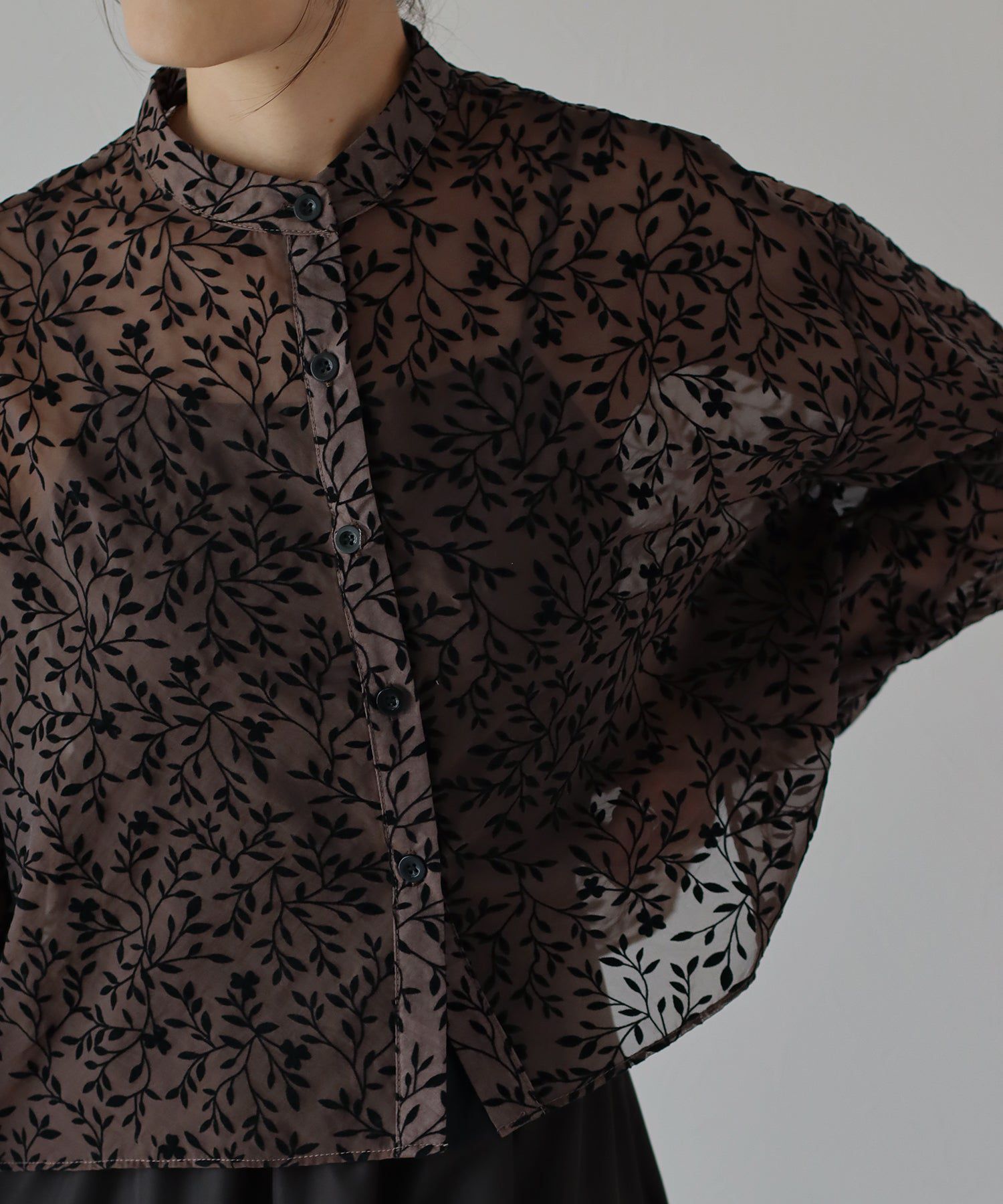 日本 BLUE EAST - 優雅透感植物紋長袖襯衫-黑