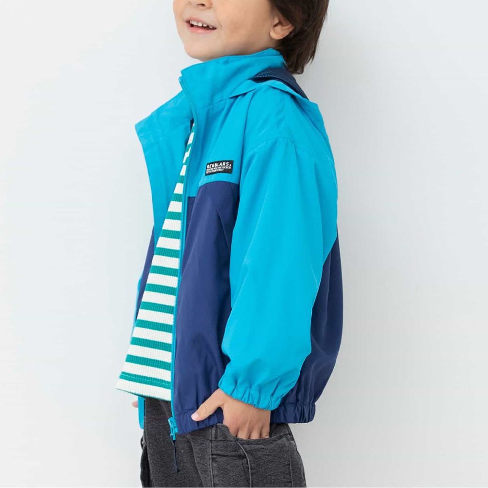 防潑水 輕盈經典連帽風衣外套-雙色藍