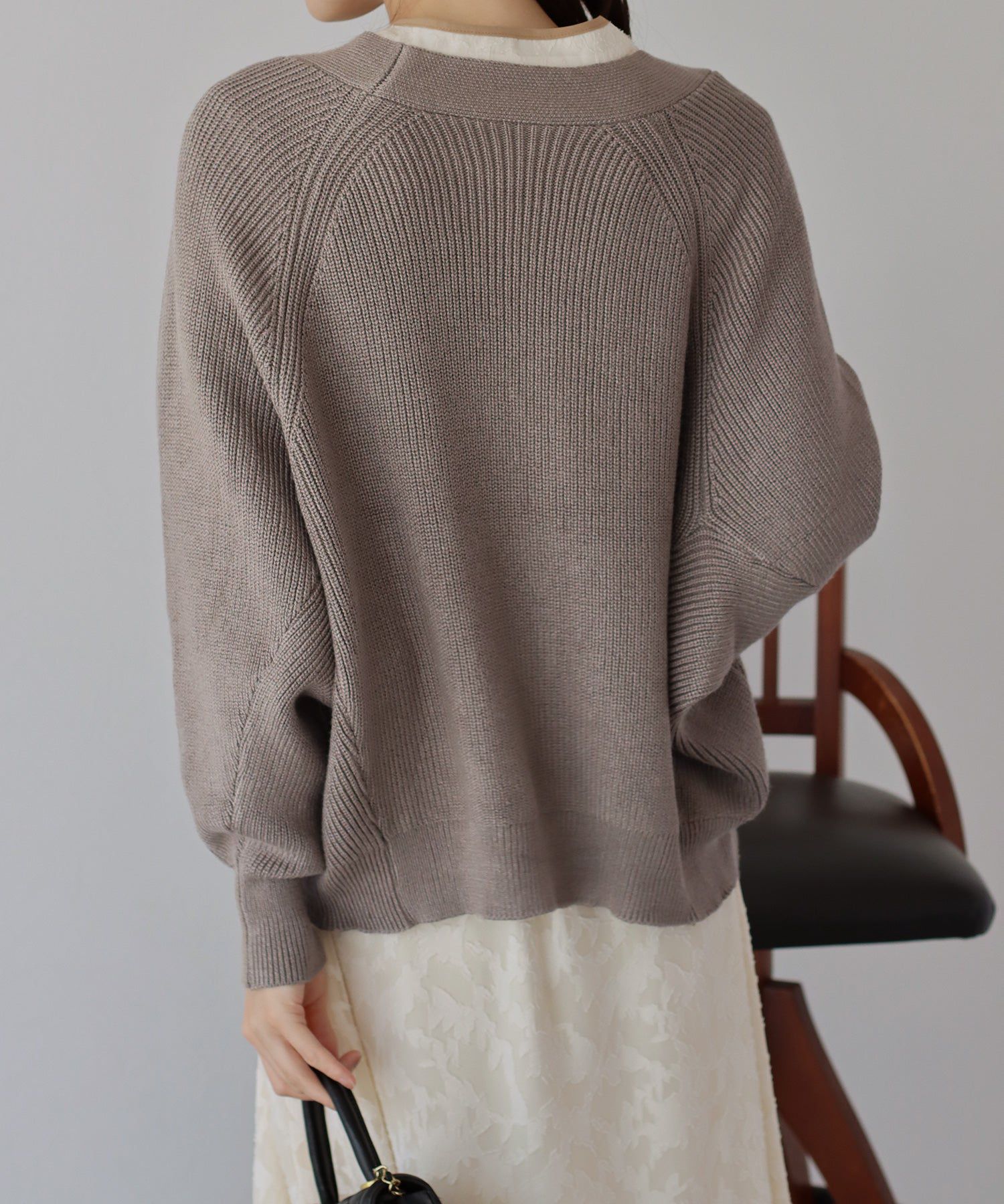 日本 BLUE EAST - 百搭V領彈性針織外套-米杏