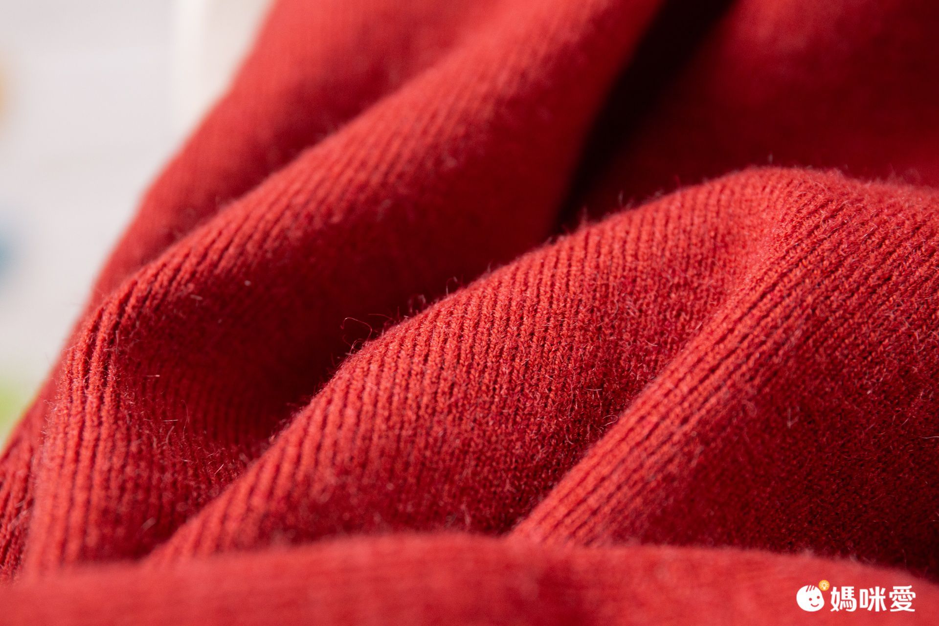 假兩件V領泡泡袖毛衣連身裙-黑色