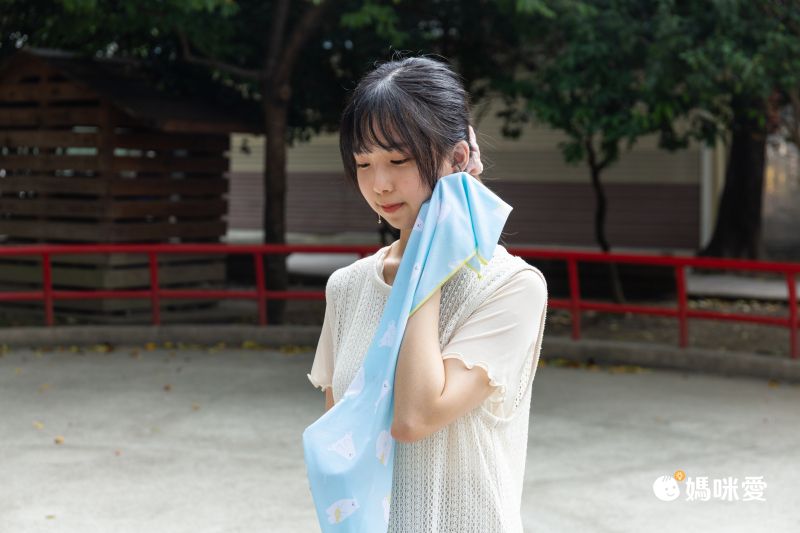 日本 LIV HEART - 抗UV水涼感巾(附收納袋)-檸檬企鵝 (30x100cm)