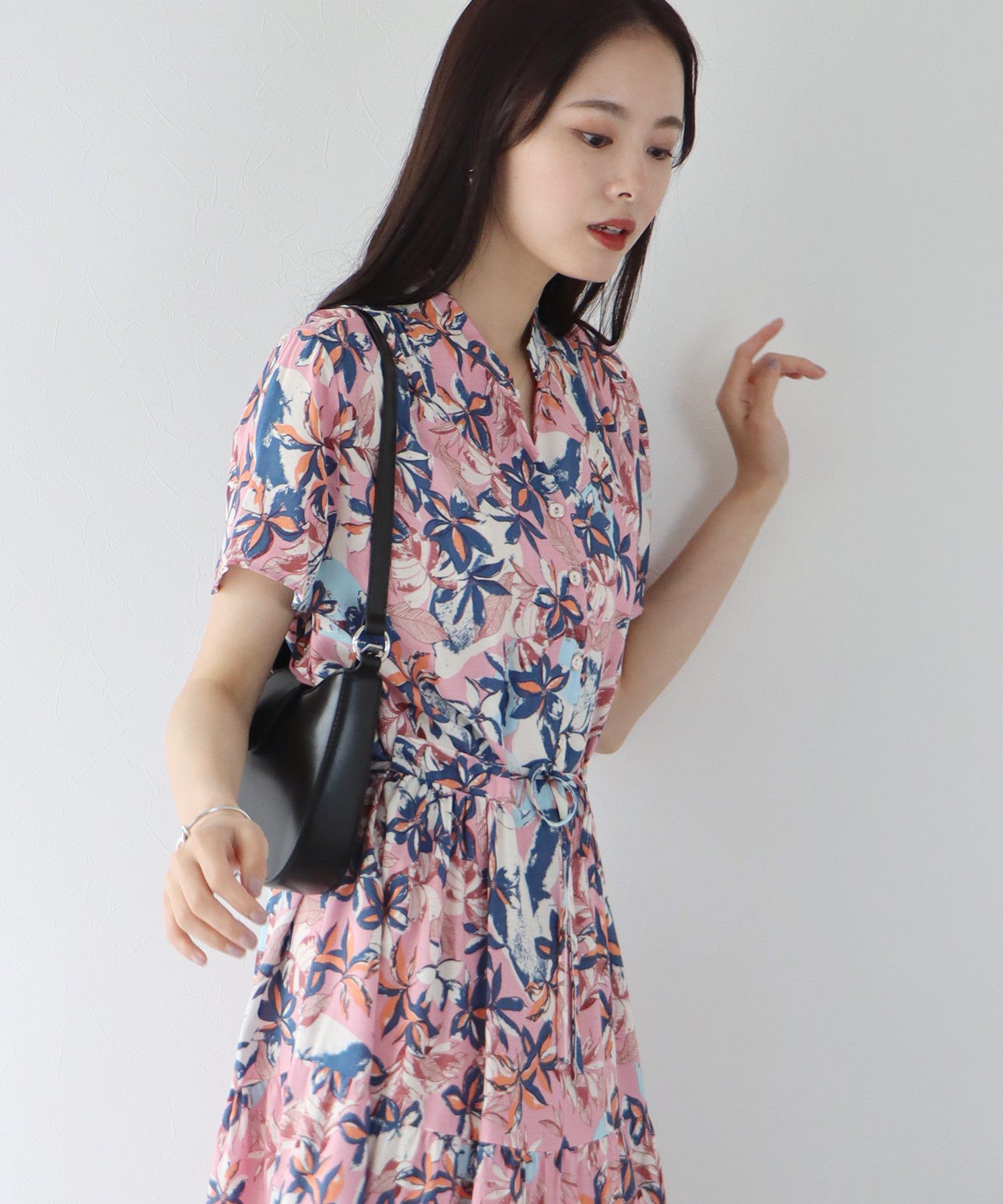 日本 BLUE EAST - 氣質小V領排釦短袖洋裝-碎花-深藍 (M(Free))