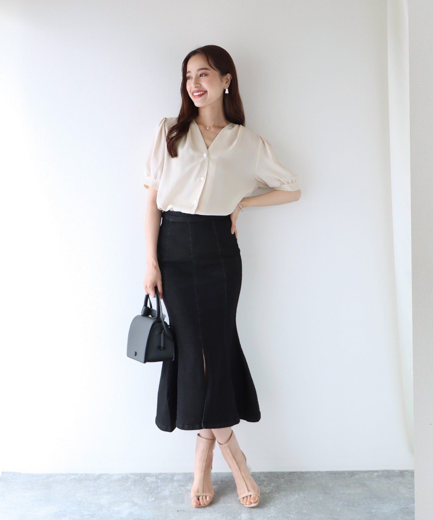 日本 BLUE EAST - 氣質V領珍珠釦短袖襯衫-淺米杏