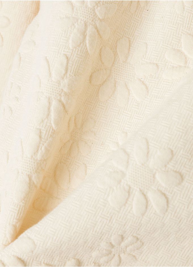 韓國 OZKIZ - 立體花朵印愛心釦縮口外套-米白