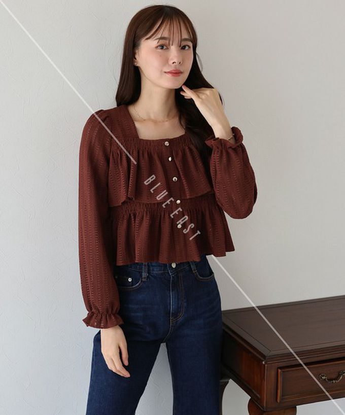 日本 BLUE EAST - 都會方領飄逸緹花層次長袖上衣-淺藍