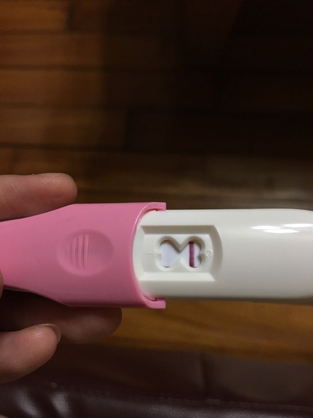 @mo 我剛剛肚子悶去看醫生 但不是上次驗到的那間 結果醫生請我再驗一次 結果是一條線 說沒懷孕
後來我剛剛跑去自己買試紙
線是很淺 沒有那天明顯 這樣是有還沒有
