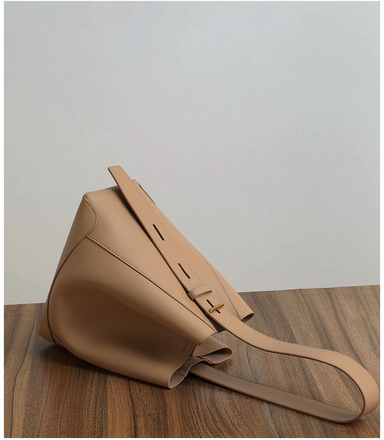 真皮大容量水桶包(加寬背帶)-棕色 (26x25.5x10.5cm)