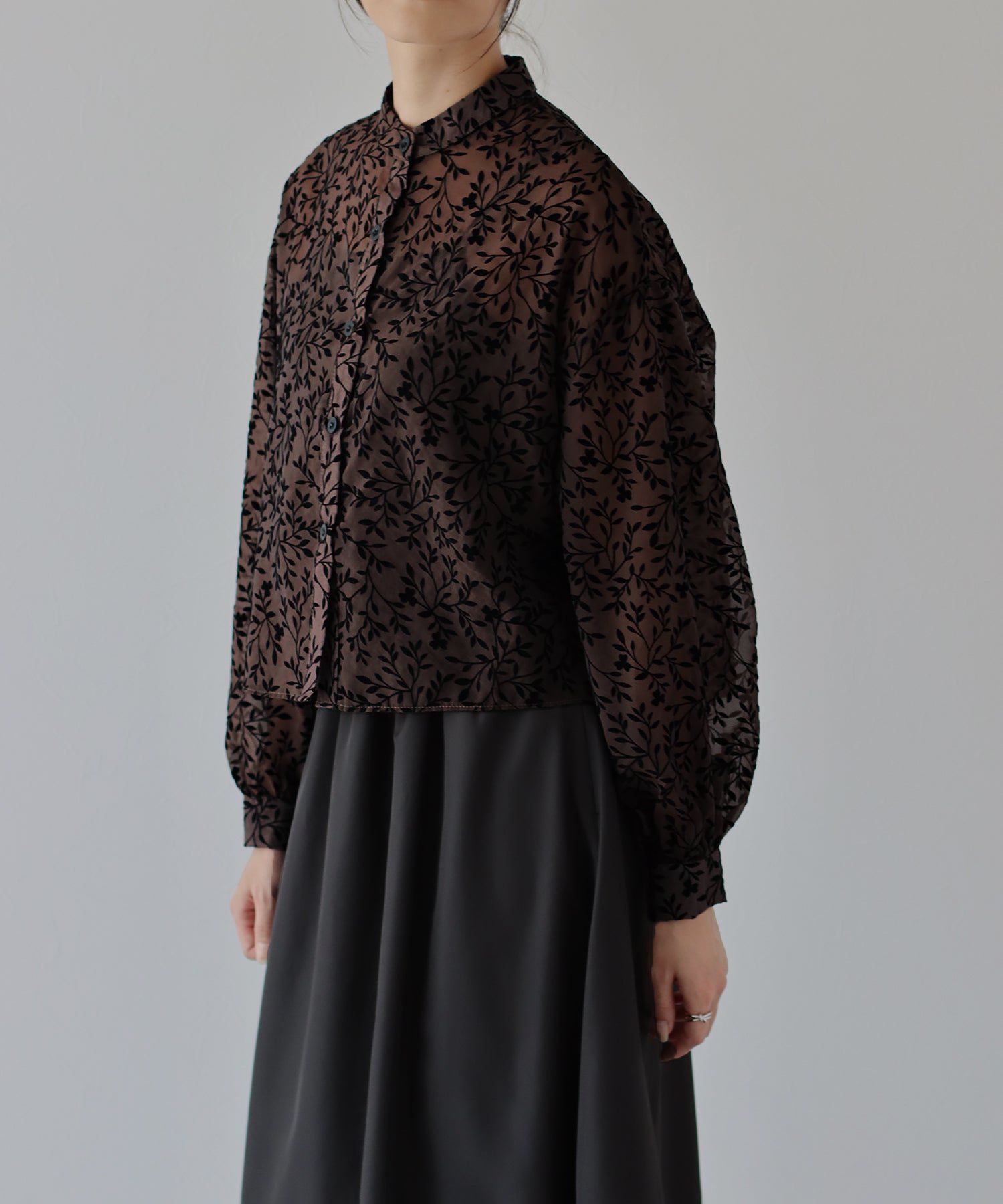 日本 BLUE EAST - 優雅透感植物紋長袖襯衫-黑