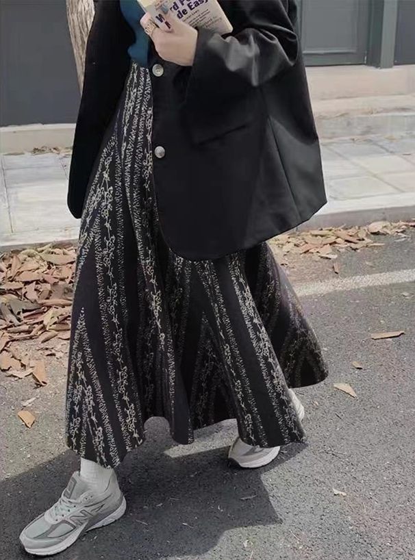 日本 GRL - 優雅花舞針織傘裙-淺沙杏 (M)