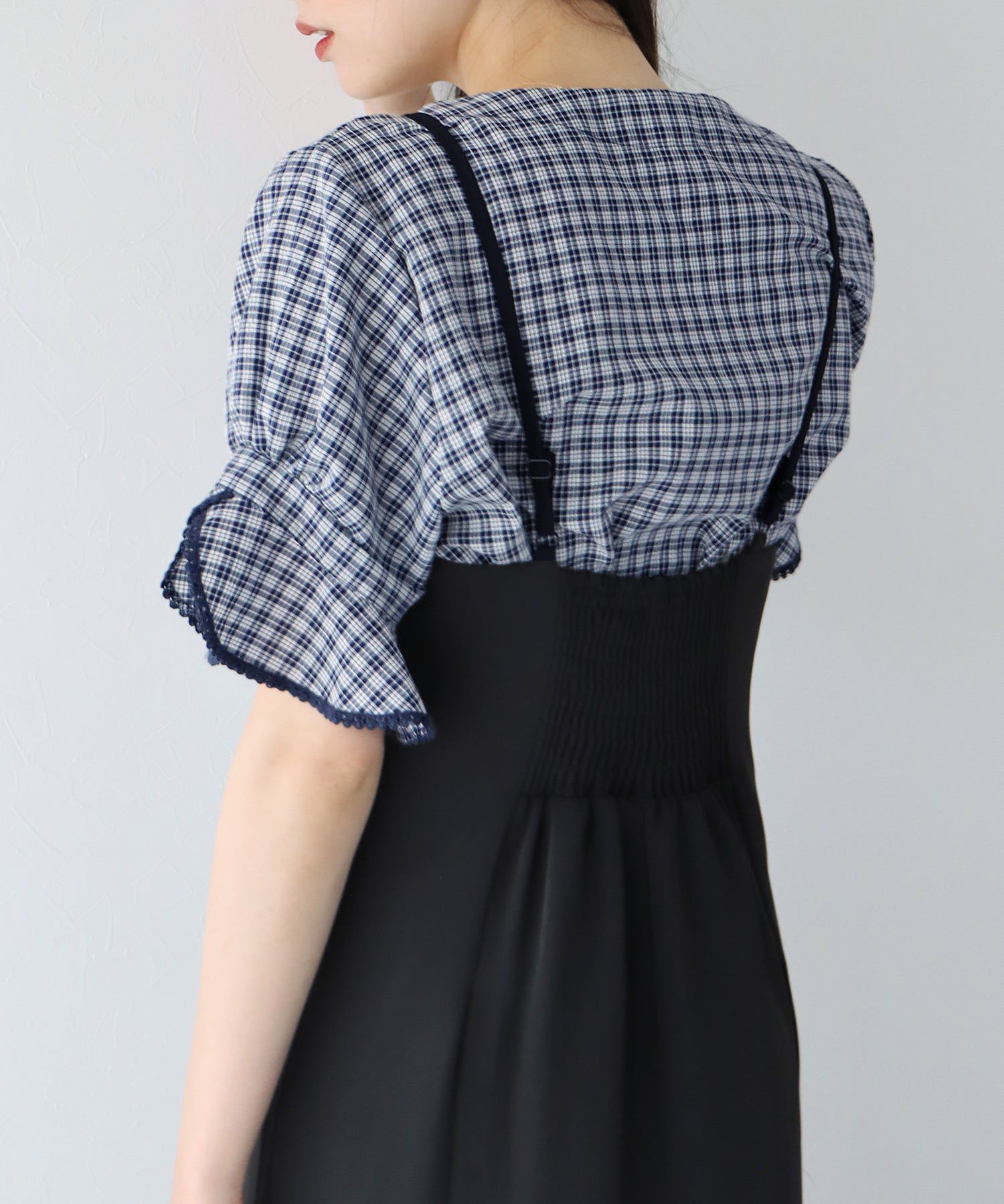 日本 BLUE EAST - 圓領小格紋荷葉五分袖上衣-水藍