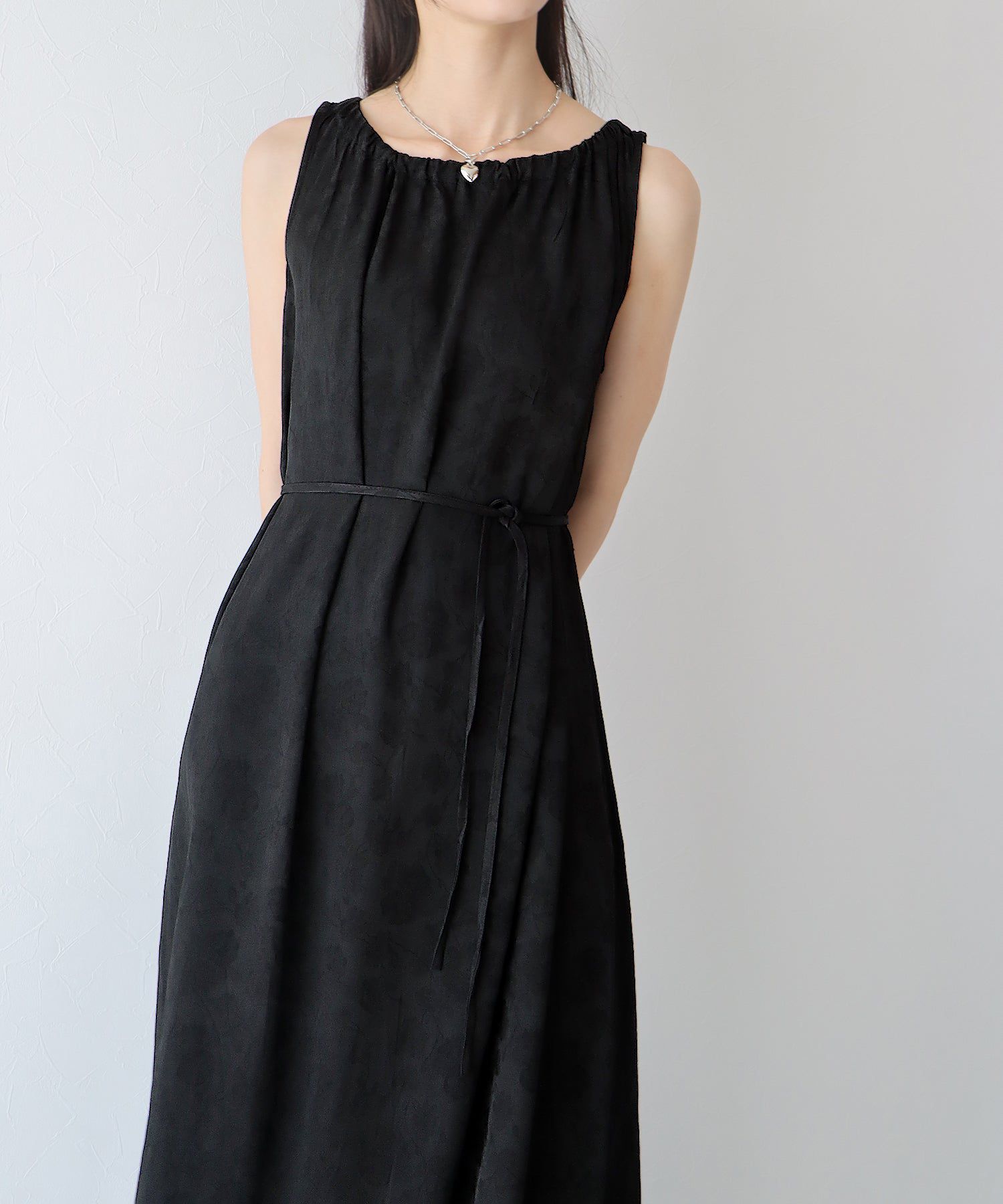 日本 BLUE EAST - 浪漫女神緹花綁帶無袖洋裝-米杏