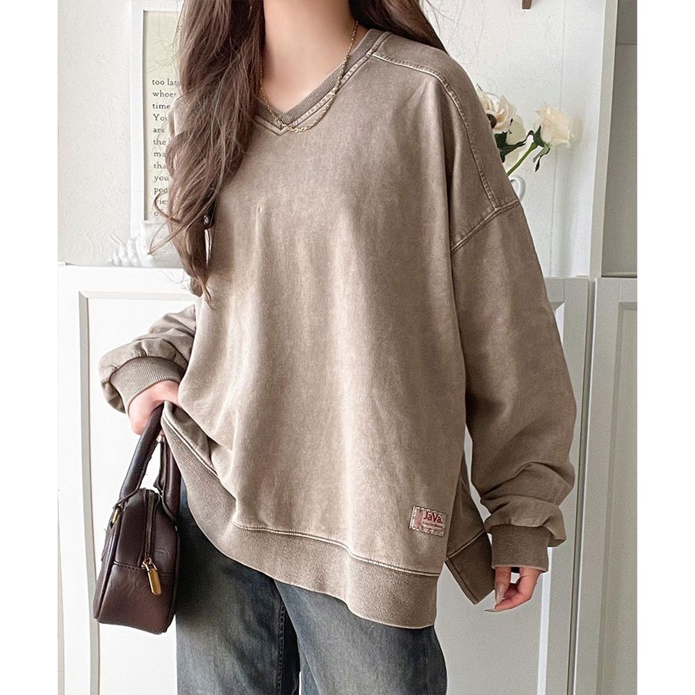 俐落洗舊感V領寬版長袖T恤-咖啡