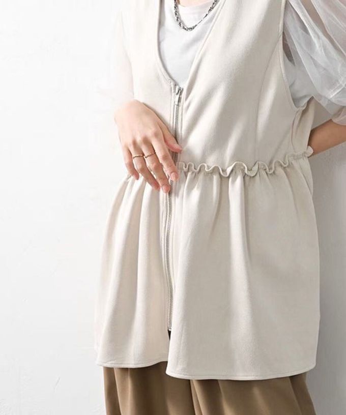 日本 ELENCARE DUE - 麂皮V領層次感傘擺拉鏈背心-象牙白