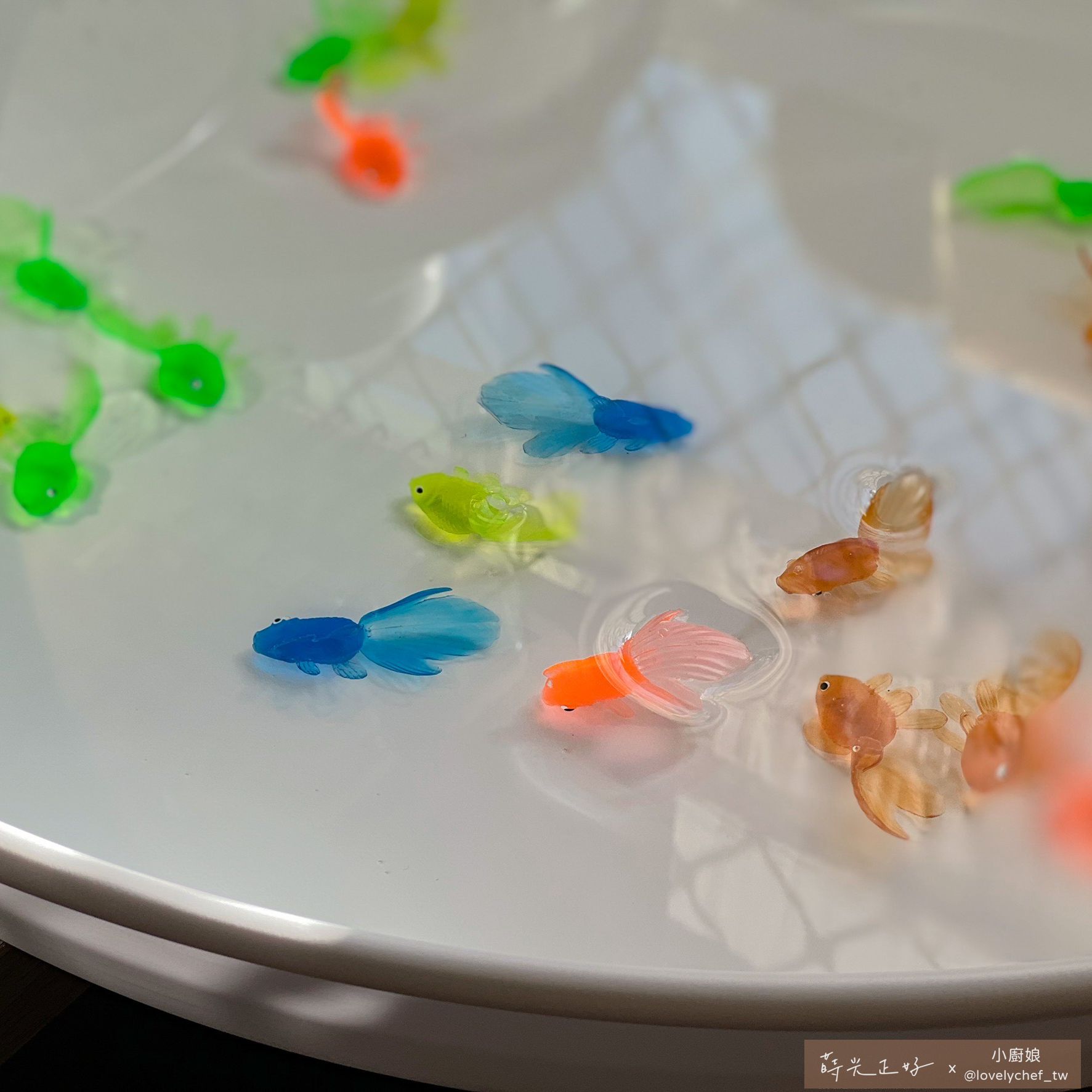 玩玩 Play - 彩色長尾果凍金魚組 (魚身長約4cm、撈網：小圓直徑7CM 長度30CM)-魚一組約20隻、撈網 1支