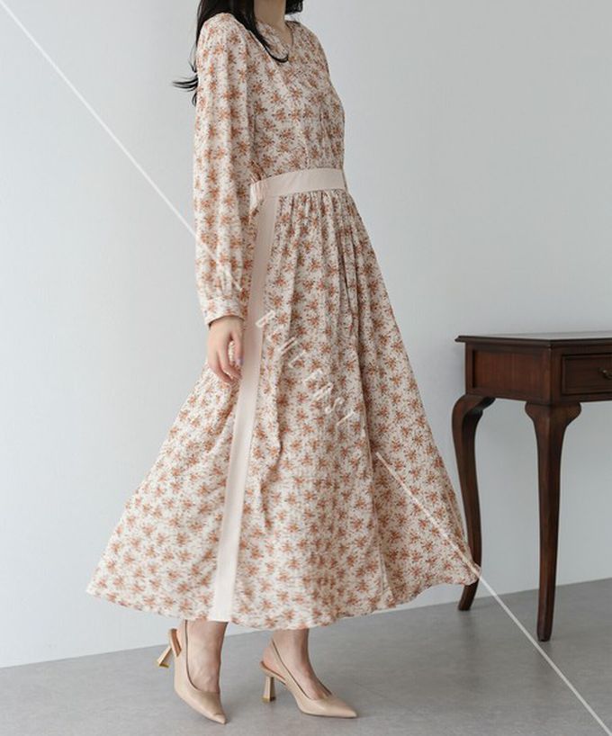 日本 BLUE EAST - 成熟花卉飄逸感V領長袖洋裝-摩卡