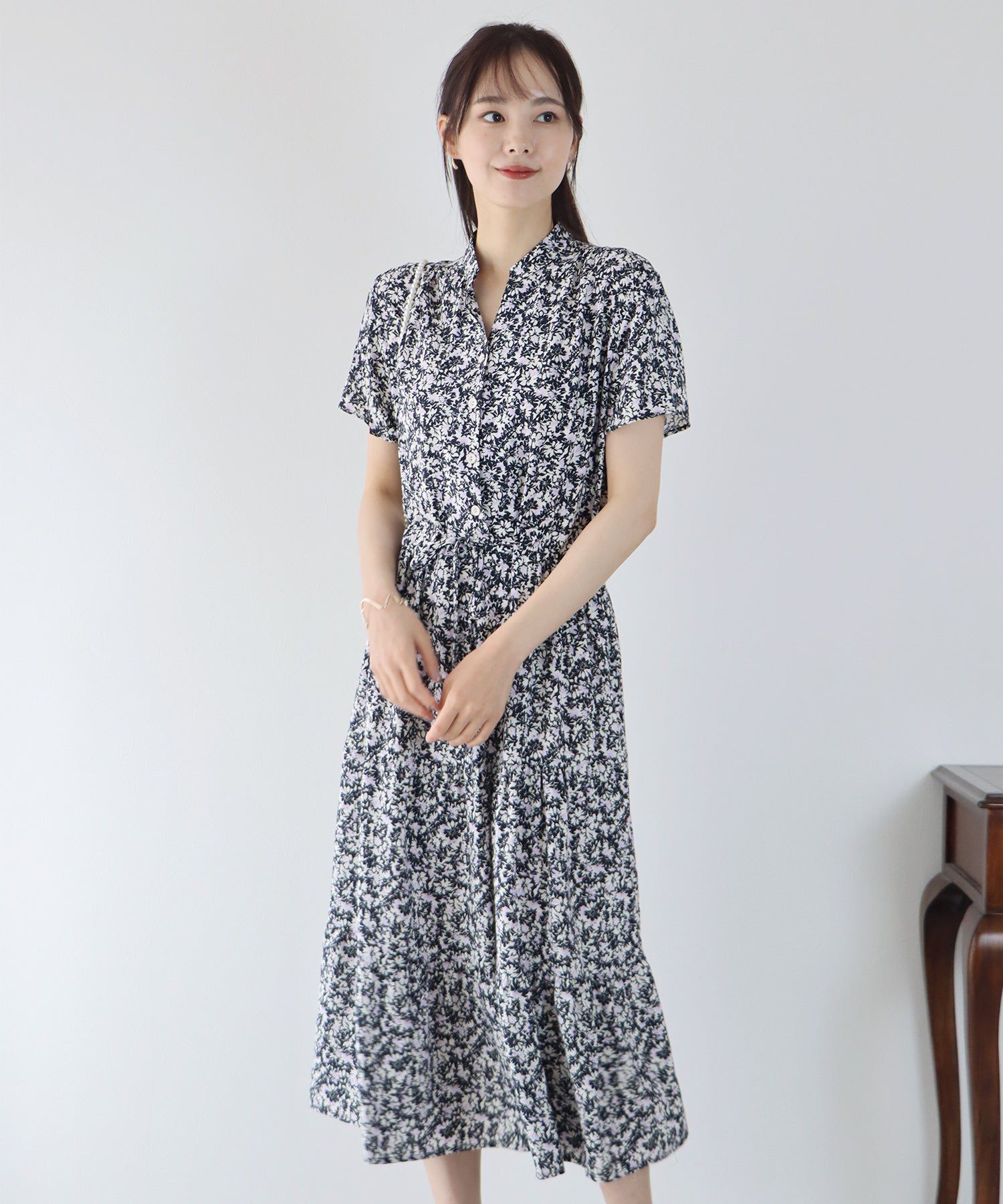 日本 BLUE EAST - 氣質小V領排釦短袖洋裝-碎花-深藍 (M(Free))