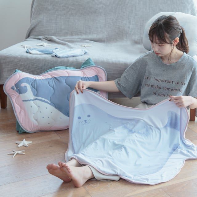 日本 BISQUE - 接觸涼感 可收納萌萌動物午睡毯-企鵝滑行-粉紅 (101.5×60cm)