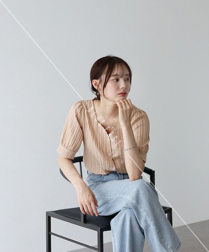 日本 BLUE EAST - 韓國製 心型領細緻泡泡短袖襯衫-黑