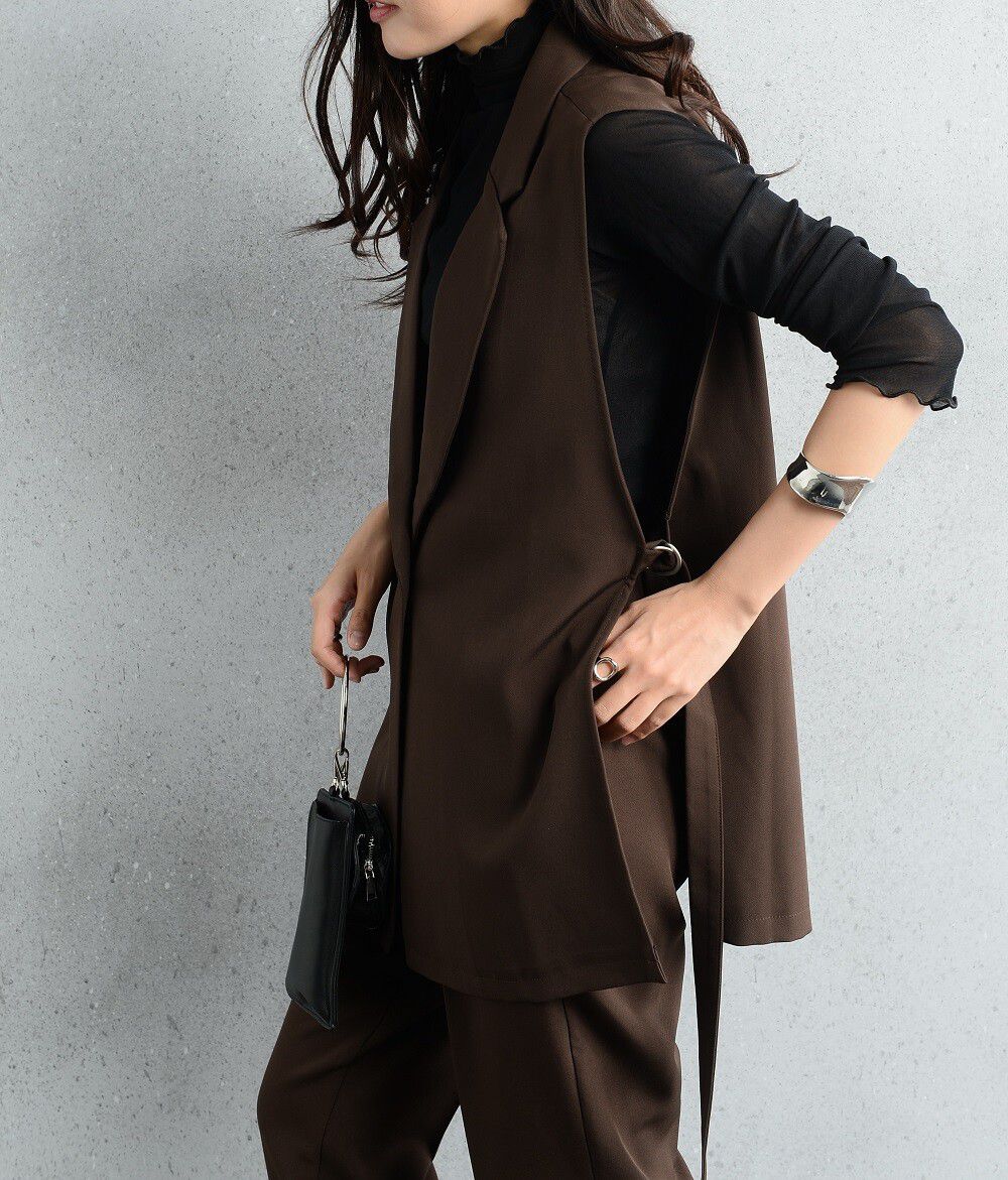 日本 ELENCARE DUE - 率性側開衩扣帶無袖西裝外套-黑