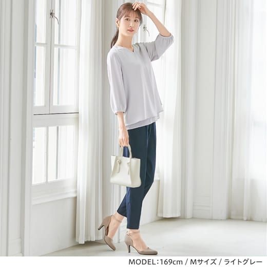 日本 BELLUNA - 簡約V領層次雪紡上衣-淺灰