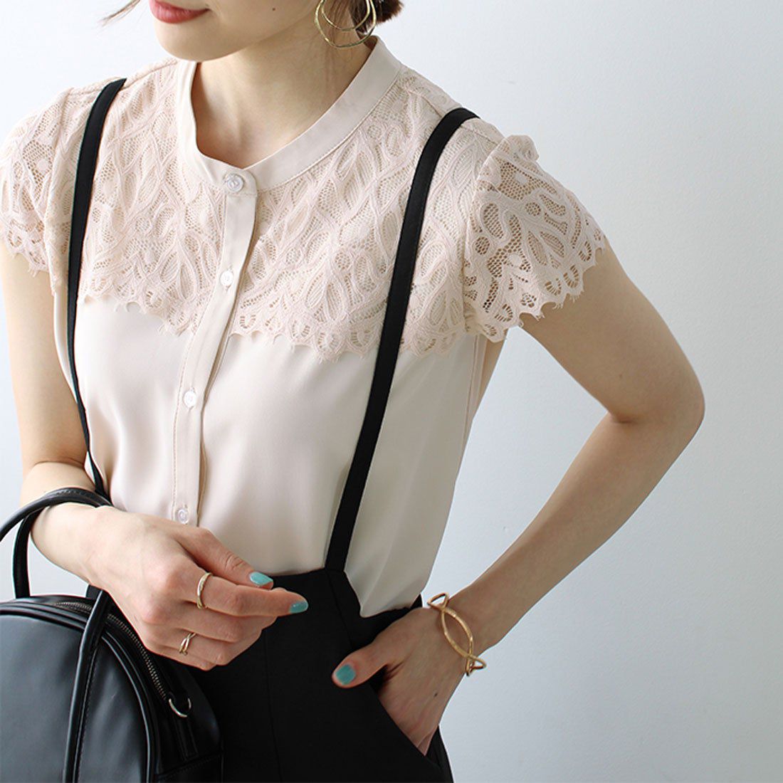 日本 BELLUNA - 精緻蕾絲拼接雪紡無袖襯衫-淺杏