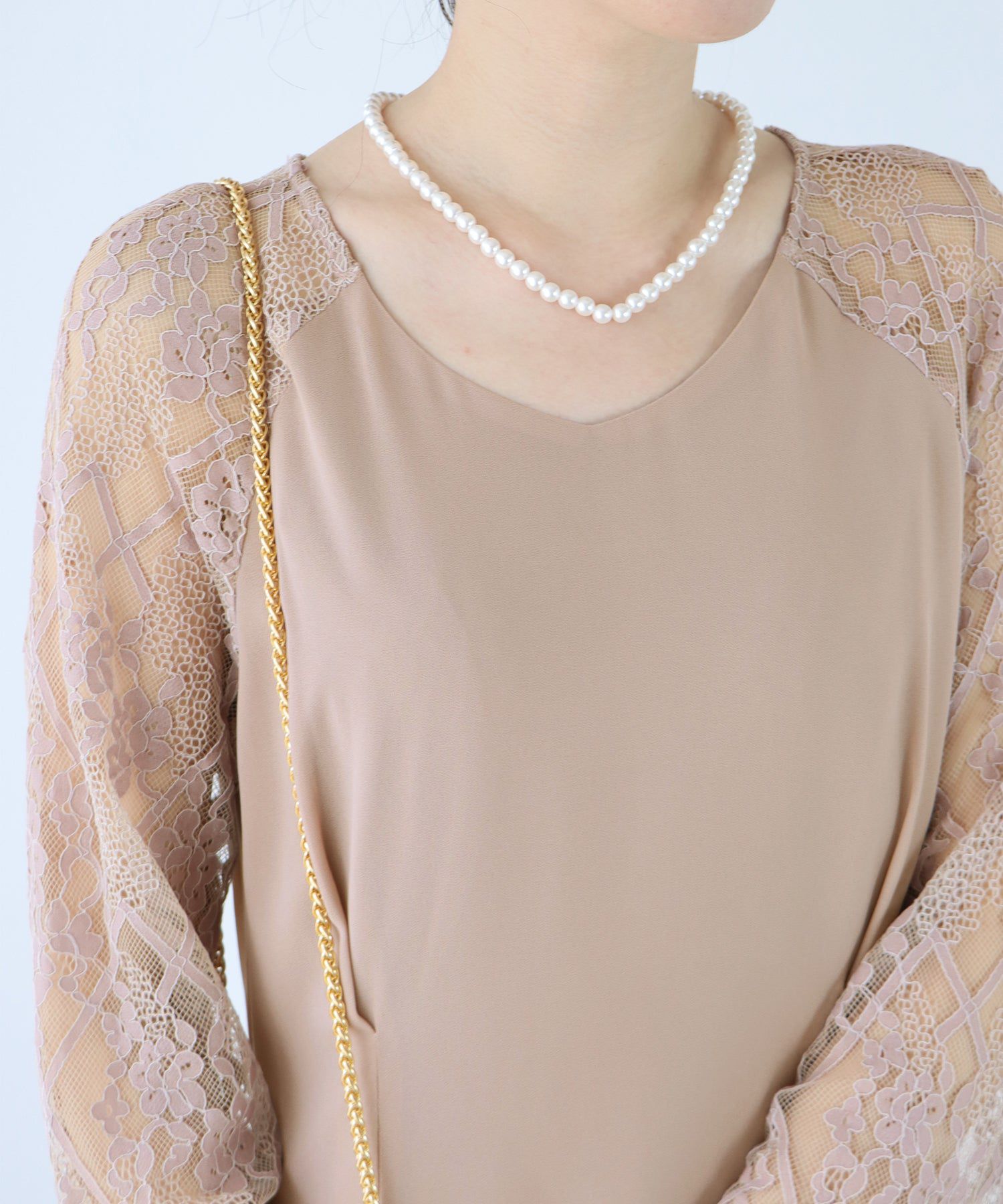 日本 BLUE EAST - 優雅V領蕾絲袖拼接洋裝-經典黑