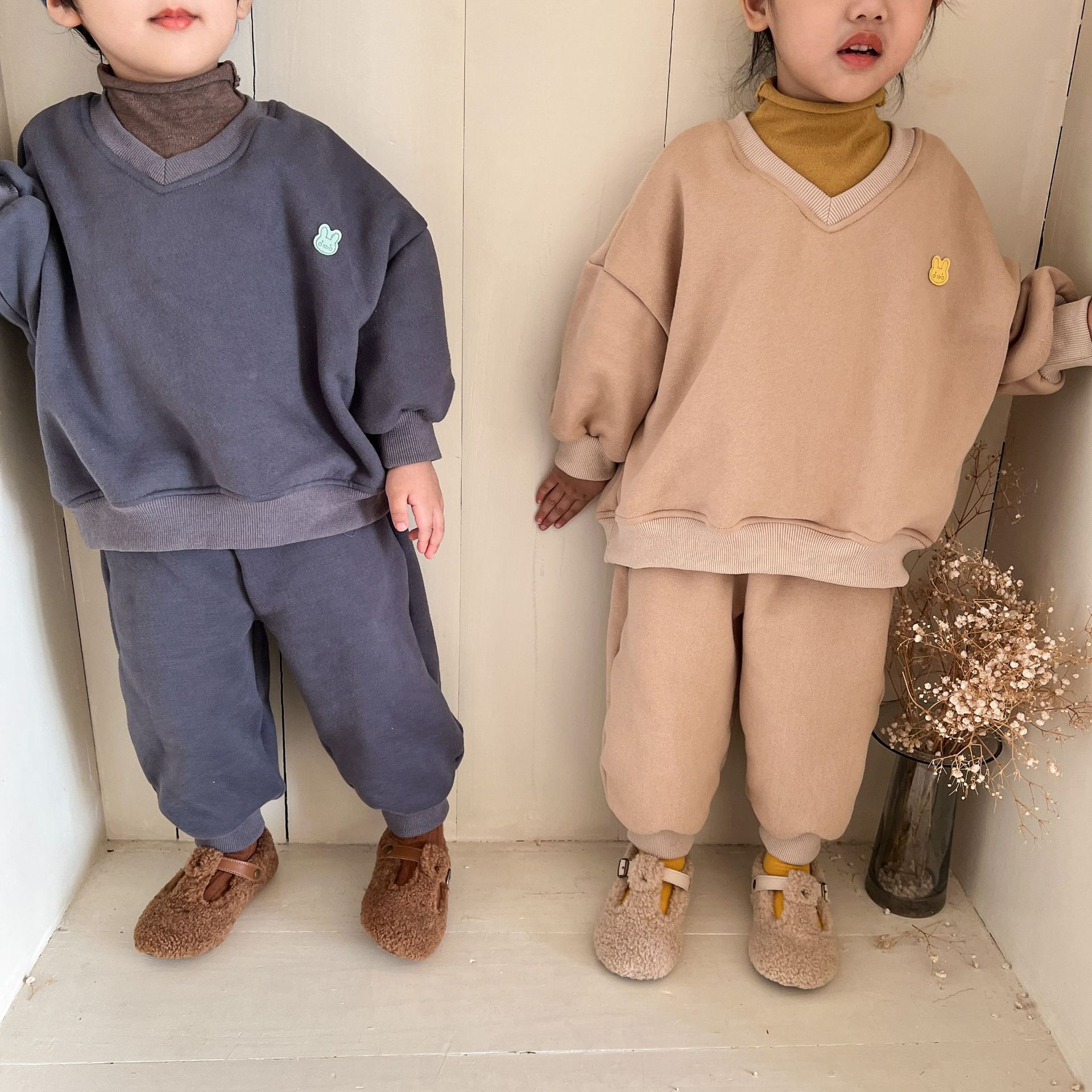 小兔徽章V領加絨長袖套裝-卡其色