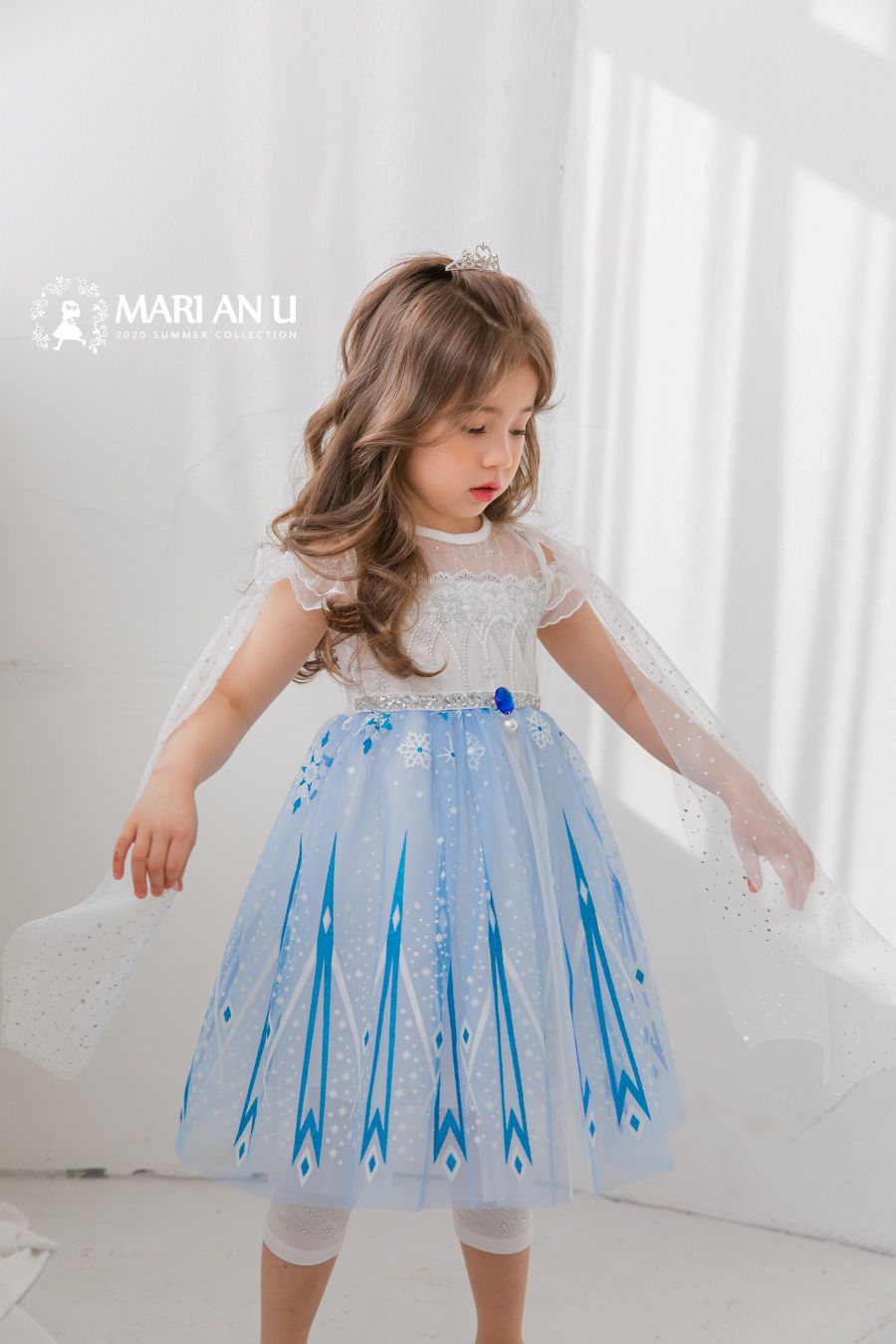 韓國 mari an u - (剩9號)冰雪奇緣2同款-艾莎洋裝(披風可拆,露肩款)-雪花白X藍
