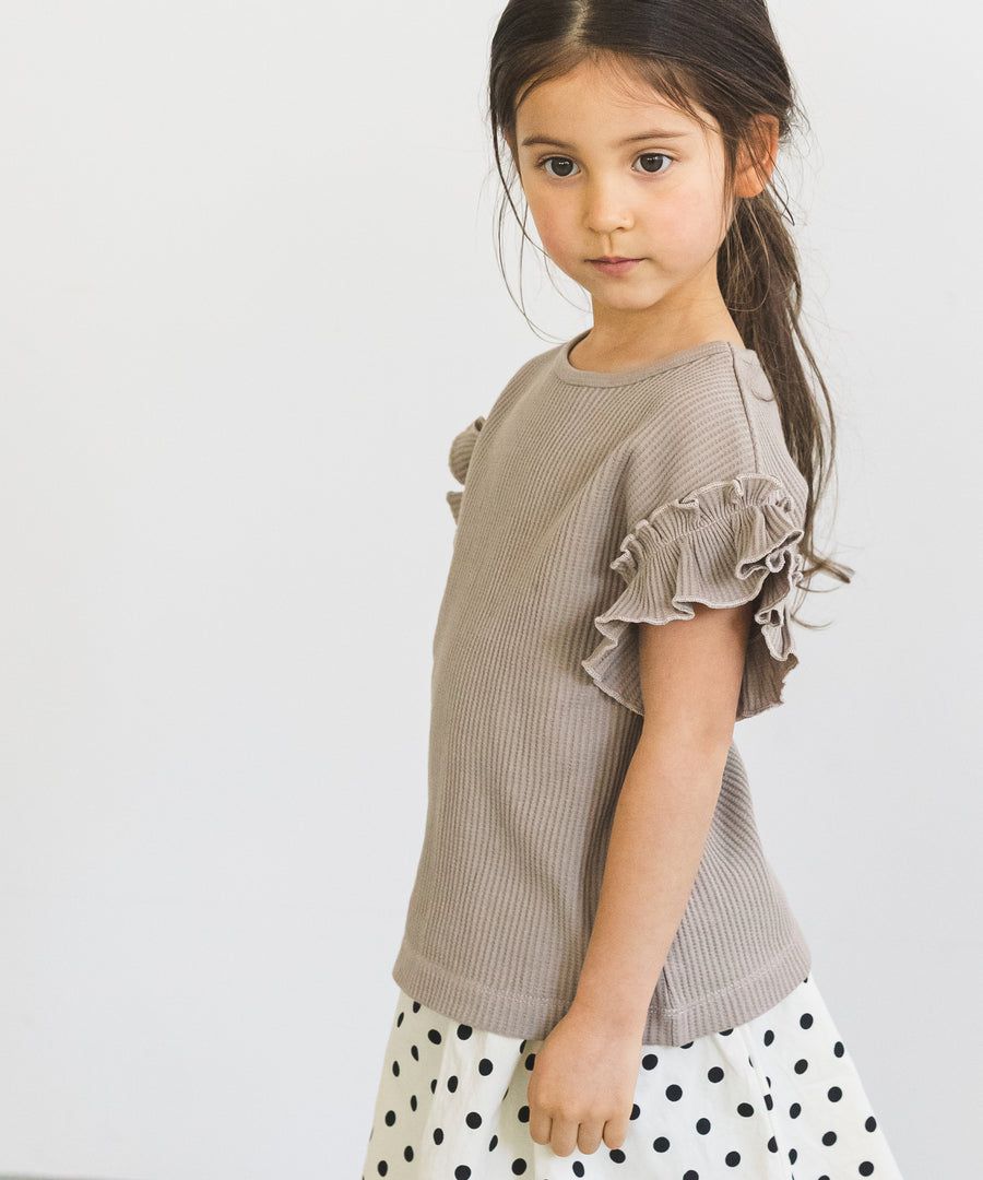 日本 PAIRMANON - 純棉荷葉衣袖拼接鬆餅紋短T-黑