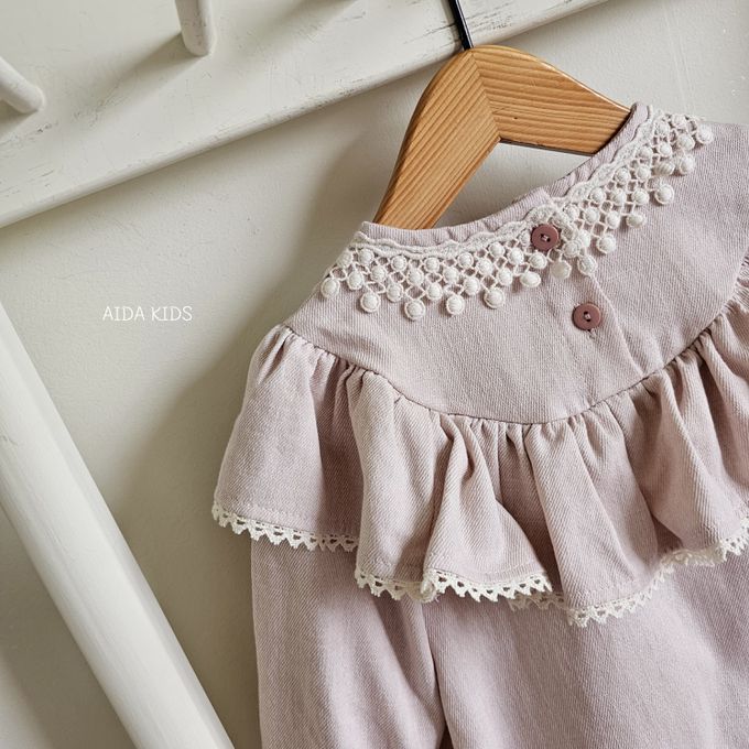 韓國 AIDA - 雕花荷葉領長袖連身洋裝-粉