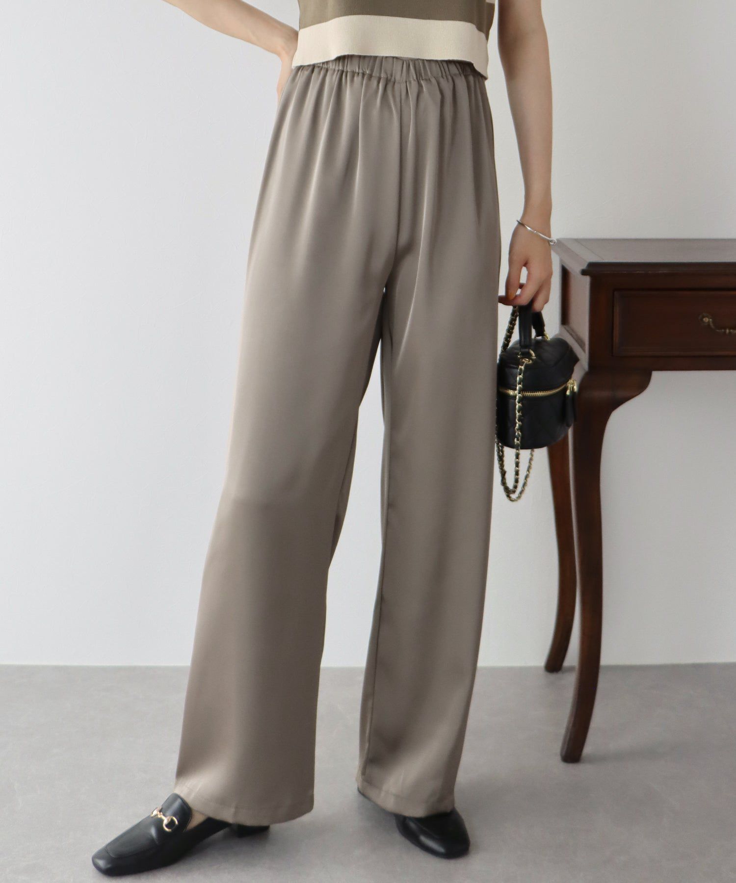 日本 BLUE EAST - 緞面光澤感垂墜感長褲-黑