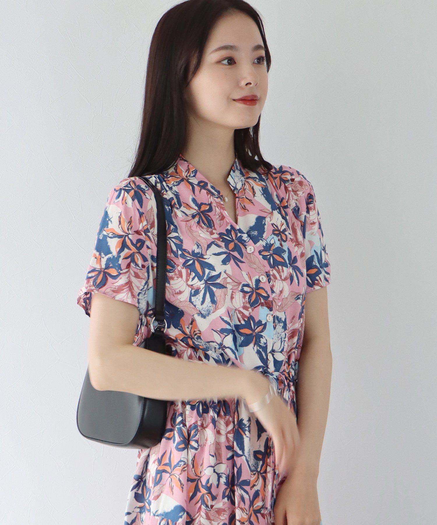 日本 BLUE EAST - 氣質小V領排釦短袖洋裝-碎花-深藍 (M(Free))