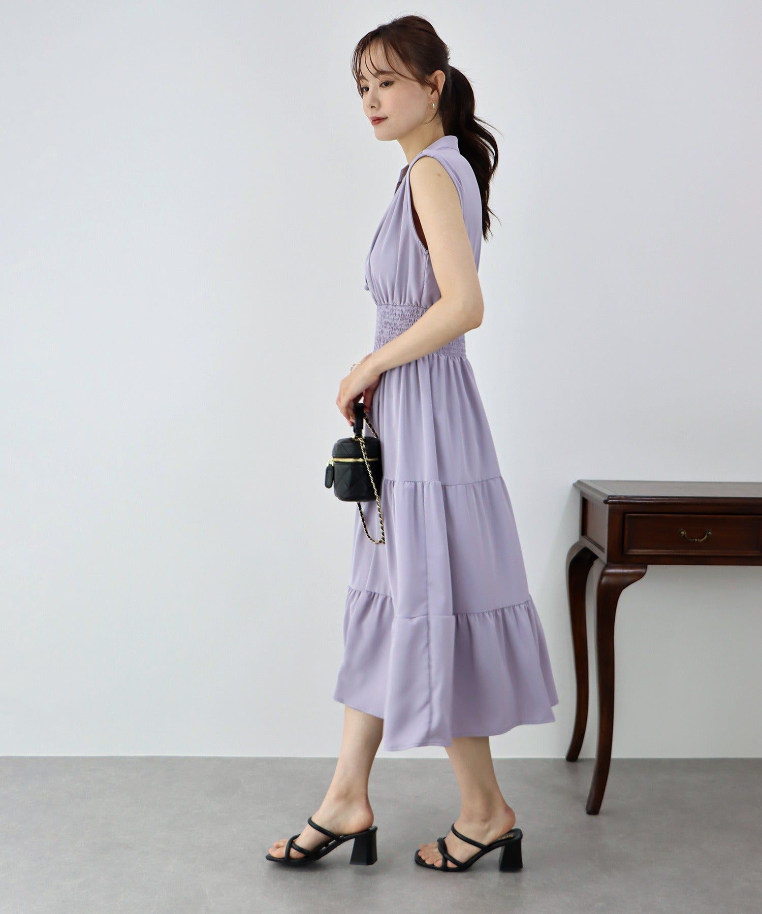 日本 BLUE EAST - 優雅小V領無袖洋裝-素色-摩卡