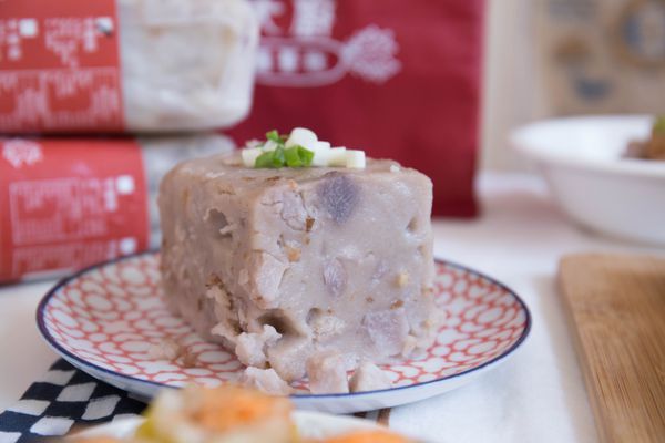 人氣港式點心【新葡苑】大廚蘿蔔糕、小豬流沙包 ✦ 超值優惠價，現買現賺！