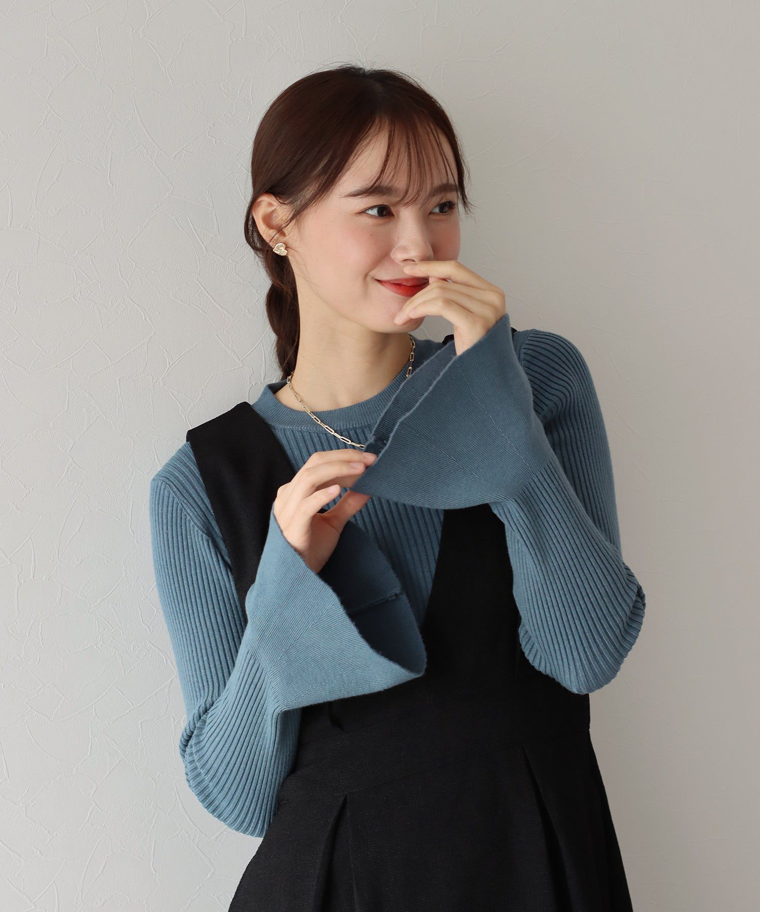 日本 BLUE EAST - 優雅喇叭袖細羅紋修身長袖上衣-藍