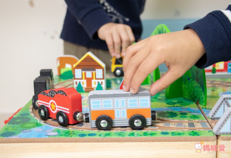 Amazon五星【美國瑪莉莎】超大交通遊戲地墊、木製軌道車車玩具
