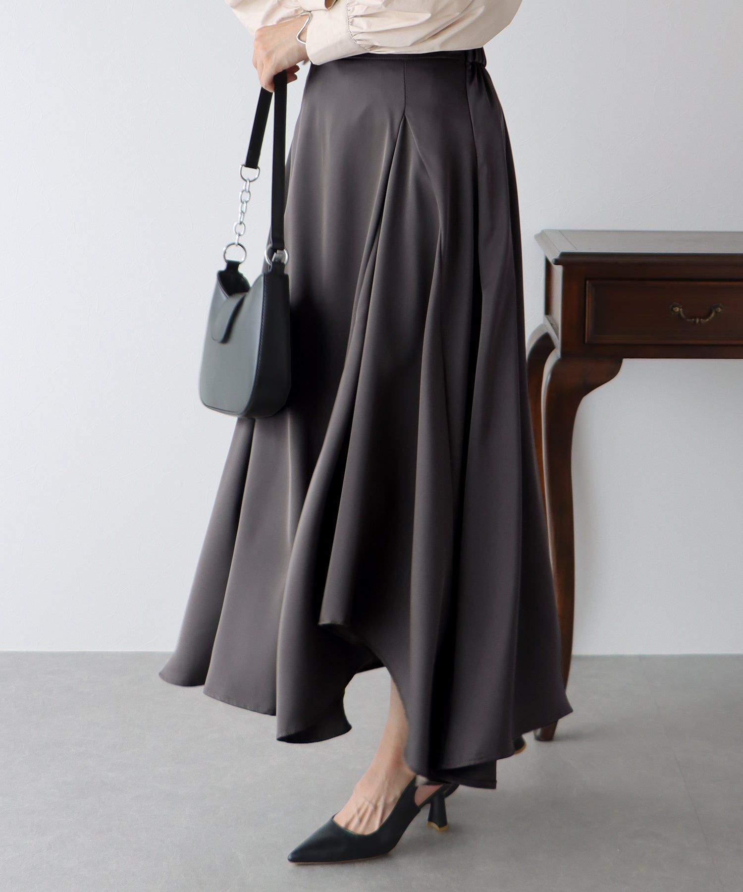 日本 BLUE EAST - 光澤不規則抓皺修身長裙-深灰