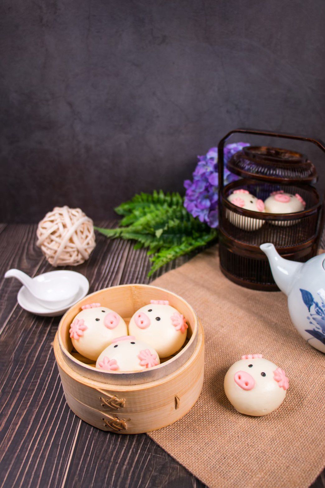 人氣港式點心【新葡苑】大廚蘿蔔糕、小豬流沙包 ✦ 超值優惠價，現買現賺！