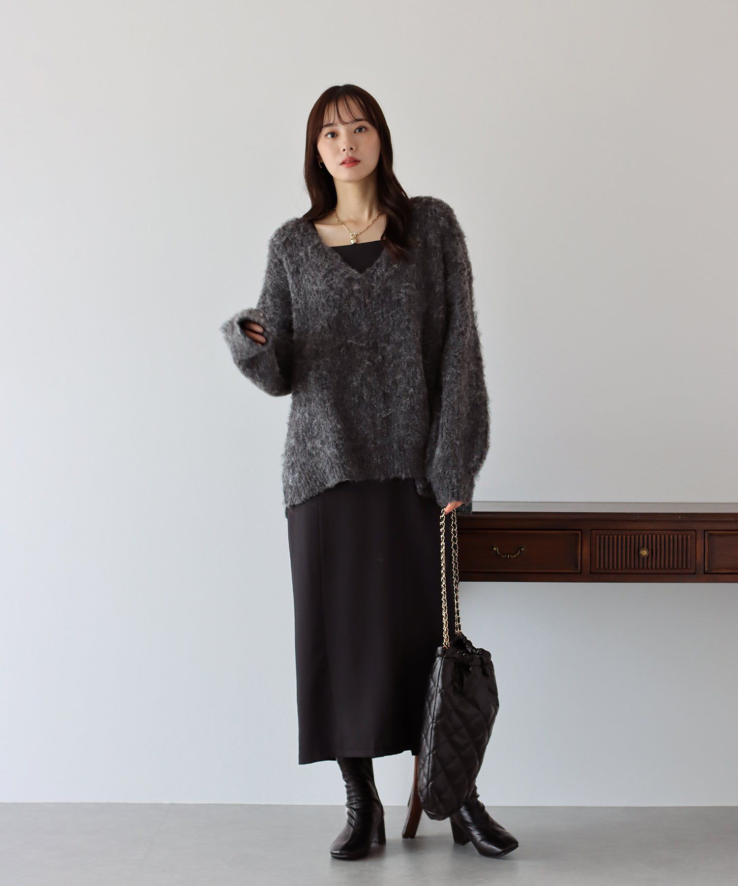 日本 BLUE EAST - 慵懶V領抽鬚寬鬆毛衣-淺米