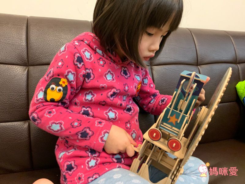 親子天下 - 合購組★勇敢小火車-耶誕老公公夏日旅行 賴馬互動遊戲繪本+賴馬最棒的禮物桌遊+松木機關小火車-限量加贈【AR互動大海報＋情緒著色卡+賴馬勇氣貼紙】