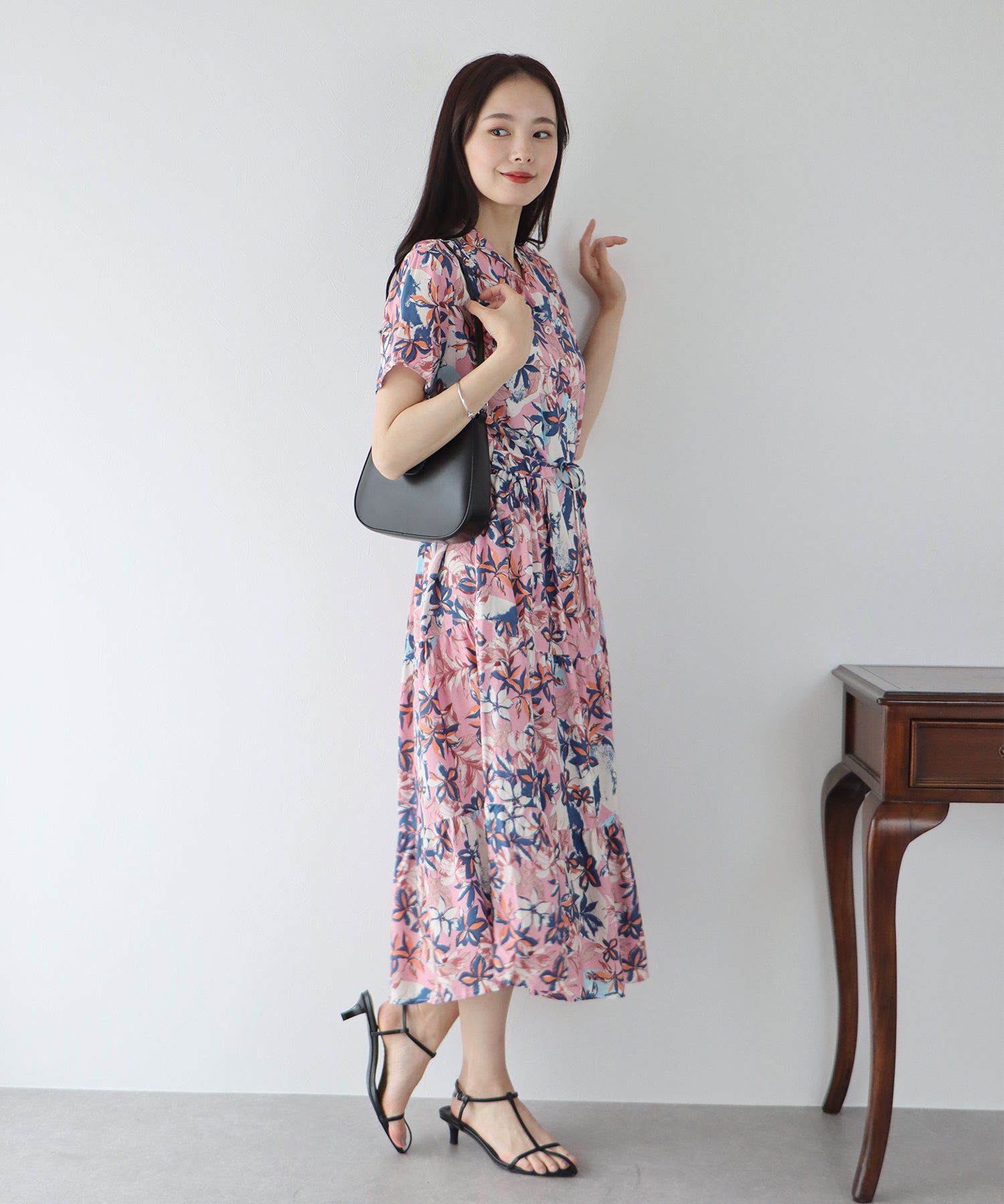 日本 BLUE EAST - 氣質小V領排釦短袖洋裝-碎花-深藍 (M(Free))