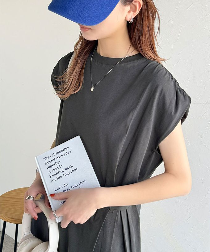 日本 Classical Elf - 顯瘦摺線設計感短袖開叉洋裝-淺灰