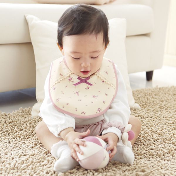 akachan honpo - 新生兒禮盒-小花手腕帶組 (【圍兜】60~70cm)